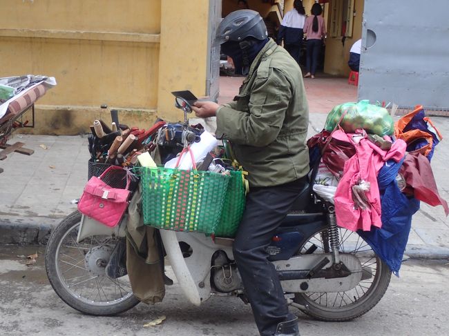 これは、刃物研ぎのバイクである。<br />じっと観察していたら、<br />刃物をそのまま研ぎ出した。<br />
