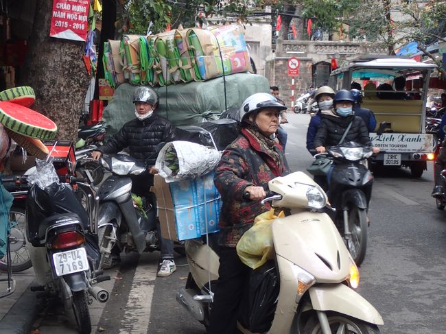 大荷物をバイクにくくりつけて。