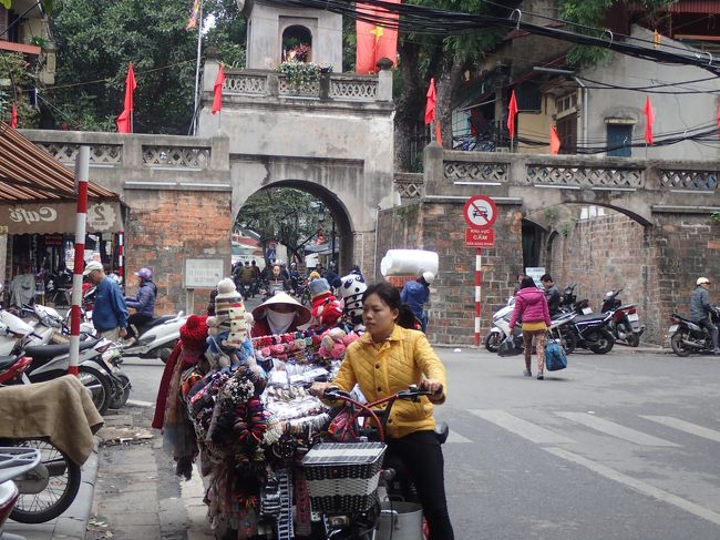 東河門にやってきた。<br />嘗て、旧ハノイ城には、１６の城門があったとされるが、<br />今現在は、ハンチエウ通りの東端にこの門だけが<br />残されている。<br /><br />https://www.youtube.com/watch?v=QDqcNQMSHkU<br />動画１１