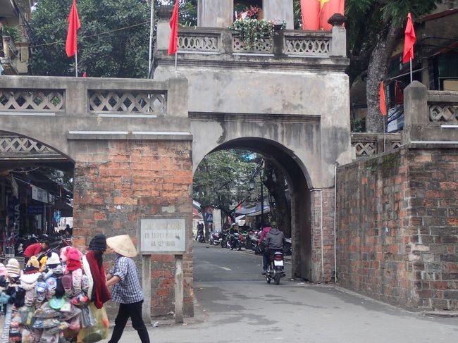 東河門の手前に、コーヒー屋みたいな、店があったので、<br />歩き疲れたこともあってここで休憩。<br />当方は、ハノイビールを飲みながら、<br />ビデオ撮影などした。