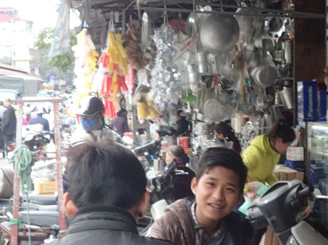 台所用品の通り、多分ハンコアイ通りだと思われる。<br /><br />https://www.youtube.com/watch?v=VILl-g7e3so<br />動画１３