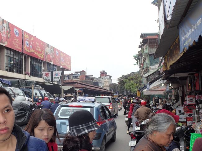 左がドンスアン市場の建物である。<br />このあと、ドンスアンから北へ歩いて<br />ロンビエン駅を越えてみた。<br />鉄道線路は、高架線になっていたが、<br />歩道橋と間違えてしまうくらい、<br />細いもので、中を人が歩いていたりした。