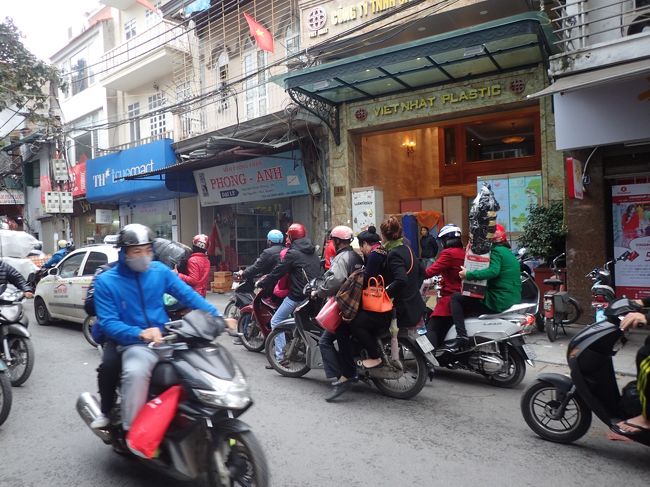 バイクだらけのハノイの通り