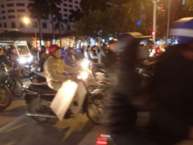 キムマー通りを歩いてひたすら<br />ホテル方向へ。<br />途中、地元レストランにて夕食を摂った。<br /><br />ここまで、地図を頼りに、全部歩き。