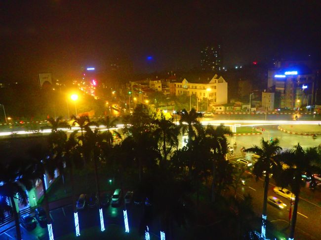 本日歩いた距離は、12キロを超えたと思う。<br />時間９時３０分〜19時。<br />ホテルの部屋から夜景を撮影した。