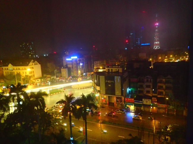 同上、<br />明日は、文廟や鎮国寺を<br />回ってみようと二人で予定を立てた。<br />歩き疲れてかなりクタクタだった。<br />右手奥はハノイタワーが写っていた。<br /><br />以下後編へ続く