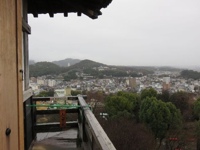 奥には成田山。