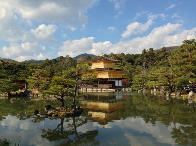 金閣寺は、空の青、建物の金、紅葉の赤黄の色が折り重なって、より一層豪華さを増幅させていました。