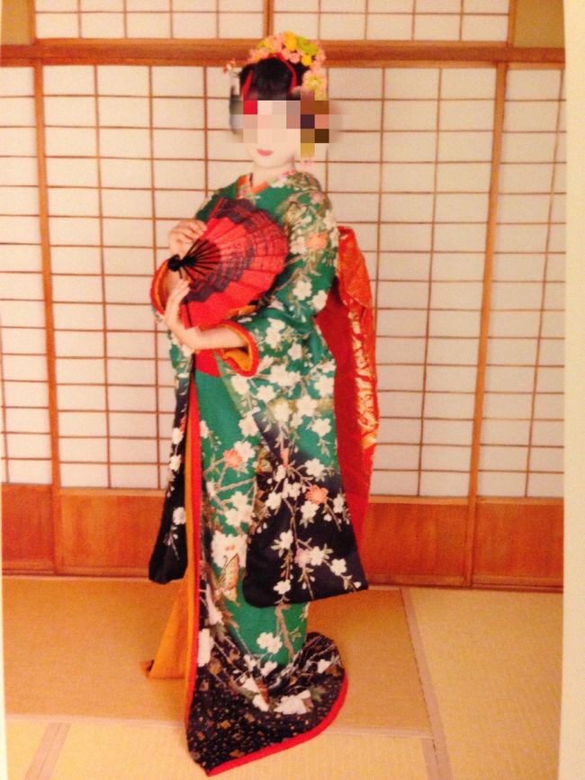 二日目の夕方は、前からちょっとやってみたかった舞妓さん体験。ついにやってしまった！<br /><br />友人は当初やる気なくて、敬遠してた割にいざやってみると、ノリノリでした。<br /><br />写真撮るだけのプランだと、プロのカメラマンがポージングとかを、指定してきて何枚か撮ってくれます。<br />恥ずかしいんだわ、これが！<br />でも、耐え抜いてできた写真の1枚です。<br /><br />着物の色も帯の色も選べます。<br />カメラ以外にも携帯でもたくさん撮ってくれます。写真のデータなんて必要ないくらいに（笑）<br /><br />あとは、花魁なんかもありましたよ。<br /><br />終了後少し悲しくなったのは、我々はもはや芸妓さんでも、ベテランに入るほどの年齢なんだよね…ということ。思い出の一つに。<br />