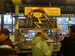 地上フロアに戻ってきました。人気のドーナツ屋さん・デイリー ダズン ドーナツへ。