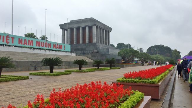 で、長い列に並んで拝謁の時を待つ。<br />中は照明が落とされ厳かな雰囲気で４人の衛兵に守られたガラスのケースの中でホーチミンさんが横たわってました。