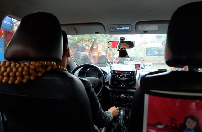 ホテルで朝食後、午前中はホーチミン廟界隈を観ることにしてタクシーに乗り込む。<br /><br />TOYOTAの真新しいセダン。<br />タクシーに限らず走っている車は日本車比率が高い。<br /><br />まずはタイ湖に浮かぶ鎮国寺から。