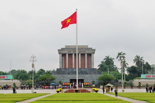 ようやくバーディン広場正面に辿り着く。<br /><br />ホーチミンが独立宣言を読み上げた場所。<br />北京の天安門広場にはかなわないが相当広い。<br /><br />で、ここからさらにぐるっと回り道をさせられ、やっと南側入口に到着。<br /><br />カメラを専用のバッグに入れさせられカウンターに預けろとのことだがiPhoneは持込OKなので皆自由に撮影。<br />今どきそのルール何の意味があるんでしょうか。