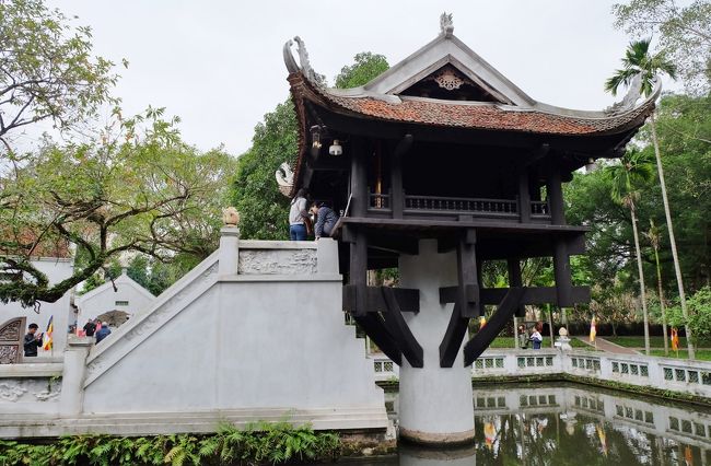 そして一柱寺。<br /><br />しかしよくまあ同じエリアに見所がまとまってあるもんですね。<br />こういった社会主義国にありがちな英雄崇拝、本来万人平等なはずでは、、とも思いますが、観光資産としてはすごい価値。<br />こういう面では日本は全然ですね。