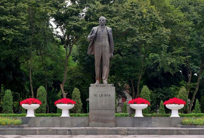 次、近くの公園にそびえ立つレーニン像。<br />これも英雄崇拝。