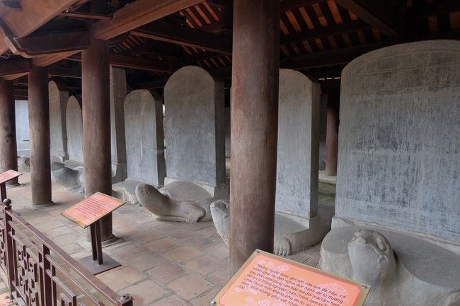 科挙の合格者を刻む石碑が立ち並んでました。<br /><br />この手の石碑はどこに行っても必ず亀が背負っていますね。<br />重そう…