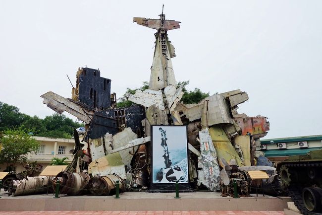 ベトナム戦争時の米ソの戦闘機や戦車、武器が陳列されていてなかなか見応えがありました。<br /><br />敷地内にある旗の塔にも登ってみる。