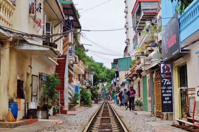 人が歩いて入れる線路を横目に見ながらホアロー収容所へ。