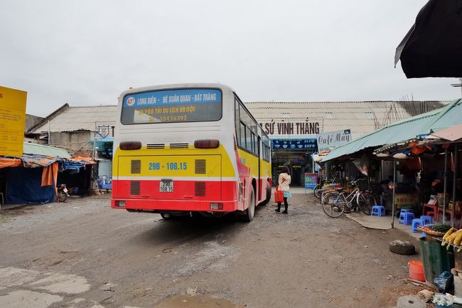 バッチャン村バスターミナル。<br />と言っても、バス1台分のただの空き地。