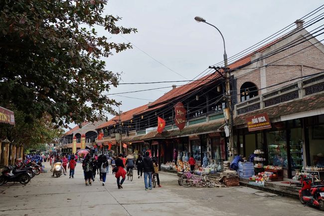 通りには焼き物店が建ち並ぶ。
