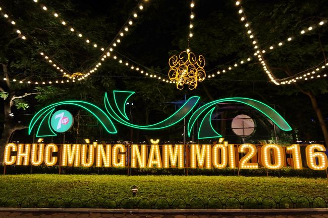 もうすぐ新年です。<br /><br />今日も1日よく歩き回ったということで最後にまた昨日と違う店(日本人がよく行く「VanXuan」店)で60分全身マッサージ。<br />13,000VDN＋チップ5,000VDN。<br />終わったら２４時過ぎ。<br /><br />ホテルに戻ったら、、！！<br />なんと入口にシャッターが降りているではないですか。Orz...<br />まさか今日は野宿か、、と思いながら焦っていると壁に呼び鈴を発見。<br />祈るような気持ちで何度か押していると中から反応が。<br />ホッ、良かった、助かった。<br />こんなことがあるんですね。<br />ベッドに寝られるありがたさを感じつつ就寝。