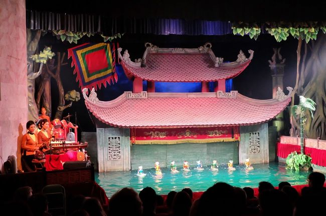 さて、そろそろお待ちかねの水上人形劇の時間です。<br /><br />劇は小一時間ほど。<br />ほとんどが外国人、当たり前か。<br /><br />こういう形式のものは珍しく存在自体に価値がありますね。