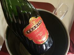 ホテルではオプションのシャンパーニュを。
飲もうと思ったら氷が溶けていたので、氷をもらおうと思ったら、ホテルスタッフとの交渉が思いの外難航。何とか粘りまくってもらえました。
何であんなに渋ったのだろうか…
