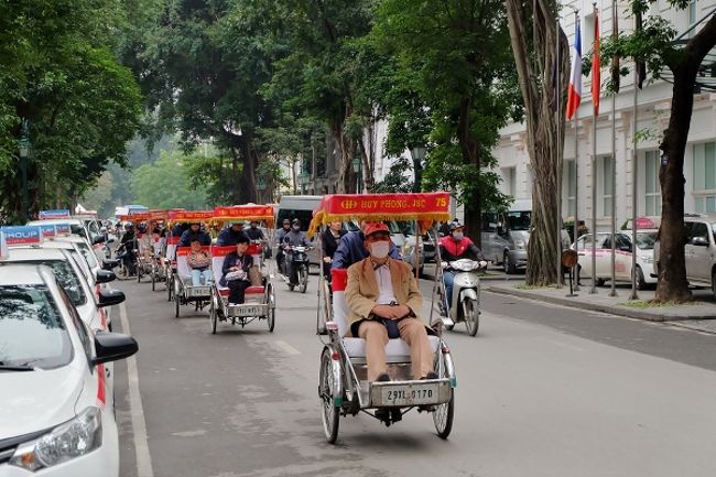 街中で車列をなす人力車。<br />団体さんのようでした。