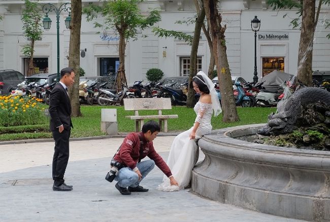 公園で記念撮影中の新婚さん。