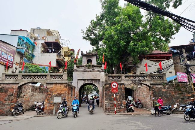 門を横目に見ながらこの先を行くと肉や野菜を売っている露天が密集したエリアに出くわす。<br /><br />商売に勤しむ逞しいおばちゃん達。