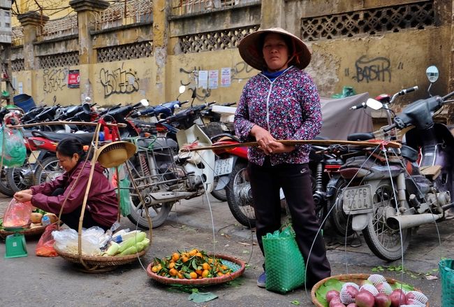 これぞアジア、なかなか濃い一画でした。<br />この手の濃さが好きな人にはお勧めのエリアです。<br /><br />で、さらに行くともっと濃い一画が。<br />ちょうどドンスアン市場の裏手あたり。<br /><br />魚介類をさばいたりしてました。