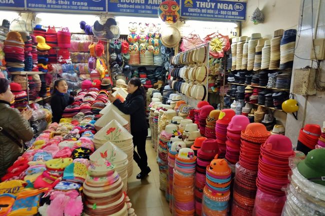 溢れかえる商品と狭い通路を縫って歩く人。<br />売っている商品の量に比べて買う人の割合がどう見てもアンバランス。<br /><br />どうやって成り立っているのか不思議。<br />恐らくいろんな店に卸売りしてるんでしょうけど。