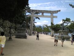 港から数分歩くと神社の入り口が見えてきます。