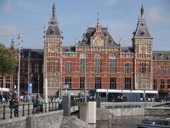 ホテルをチェックアウトし、アムステルダム中央駅にやって来ました。

が、列車に乗るのではなく・・・