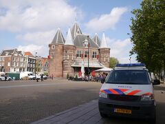 そして、まず訪れたのがニューマルクト広場。

コンパクトな広場ですが、商業の街アムステルダムを象徴する「計量所」が建っていました。
