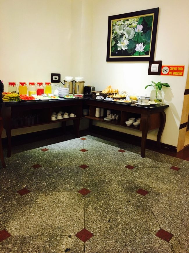 おはようございます<br />朝食は１階<br />コーナースペースにジュースとフルーツ、パンがあります<br />