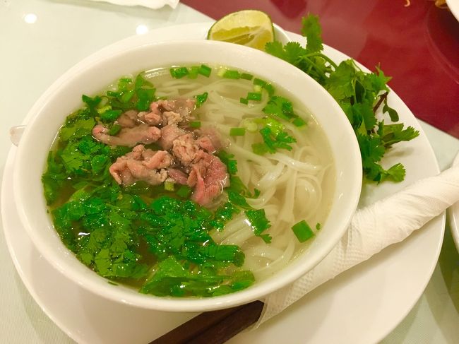 やっぱ、フォーでしょう<br />チキン、ビーフ、ポークの３種類<br />私はビーフ<br />夫はポークのパクチー抜きに<br />