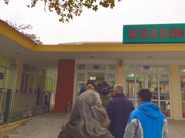 タクシーの運ちゃんがココから入るんだよ的な感じでジェスチャー<br />ベトナム語しか書いてないので、不安だったけど行列についていったらオッケーだった