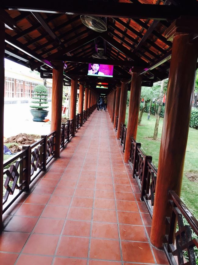 荷物チェック後、大きめの荷物は預けろと言われる<br />面倒な方は小さめで