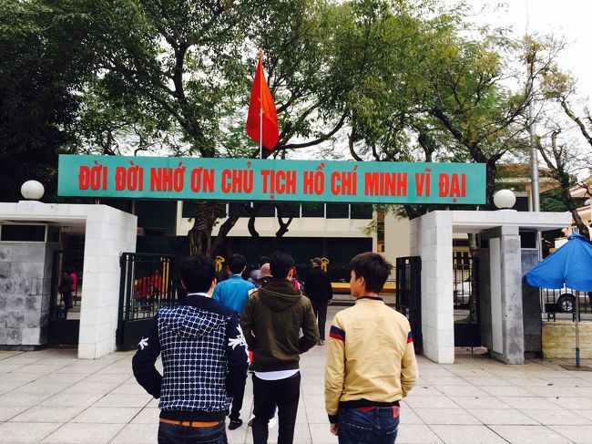 みんなについていく<br />そろそろホーチミン廟かな？