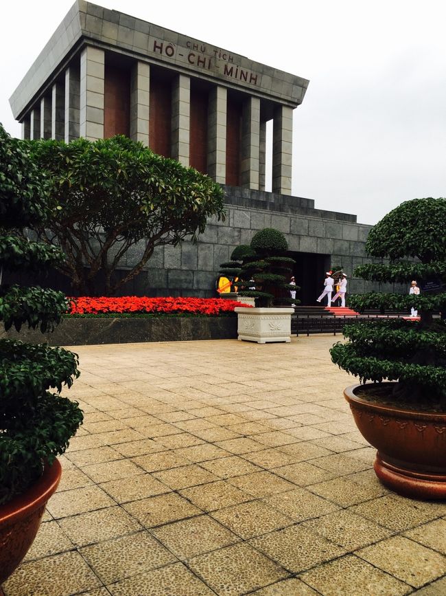 ここまできたら、カメラNOってみんな言われてたね<br />薄暗い建物な中に入り階段を上がるとホーおじさんの遺体とご対面できる<br />あちこちに警備の兵が配置されてた