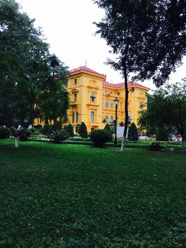 公式の建物はみんな鮮やかな黄色