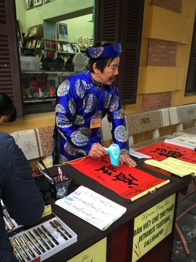 インチキそうな字を書くおじさんに大陸の方が群がってた