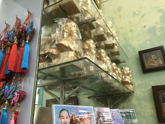 ホーおじさんの胸像がたくさん<br />買う観光客いるんだろうか？