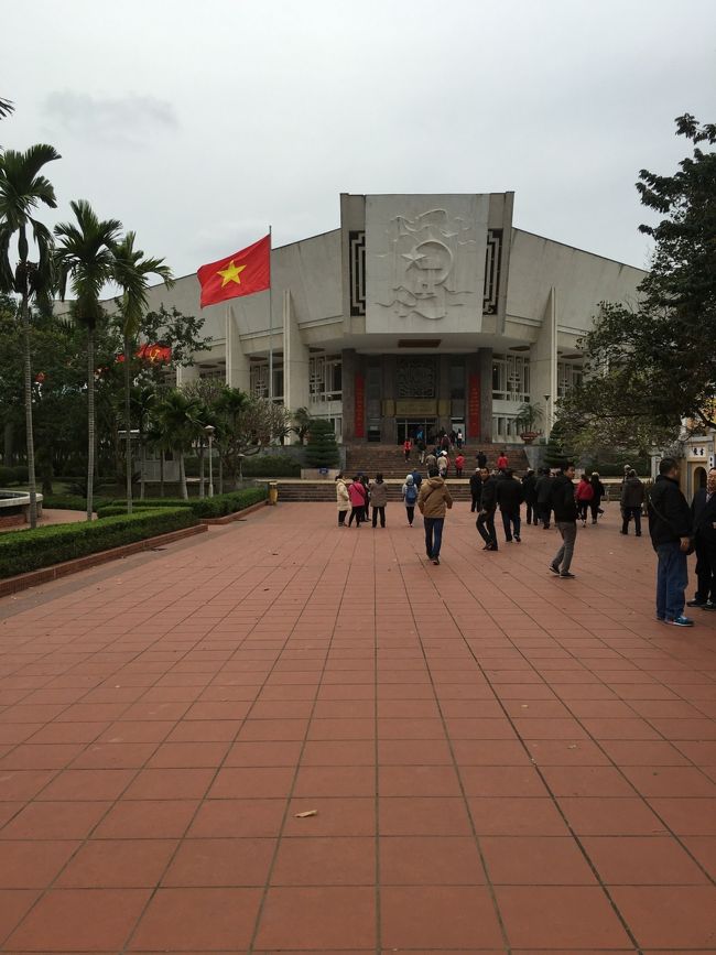 風が冷たいのでホーチミン博物館に入ります