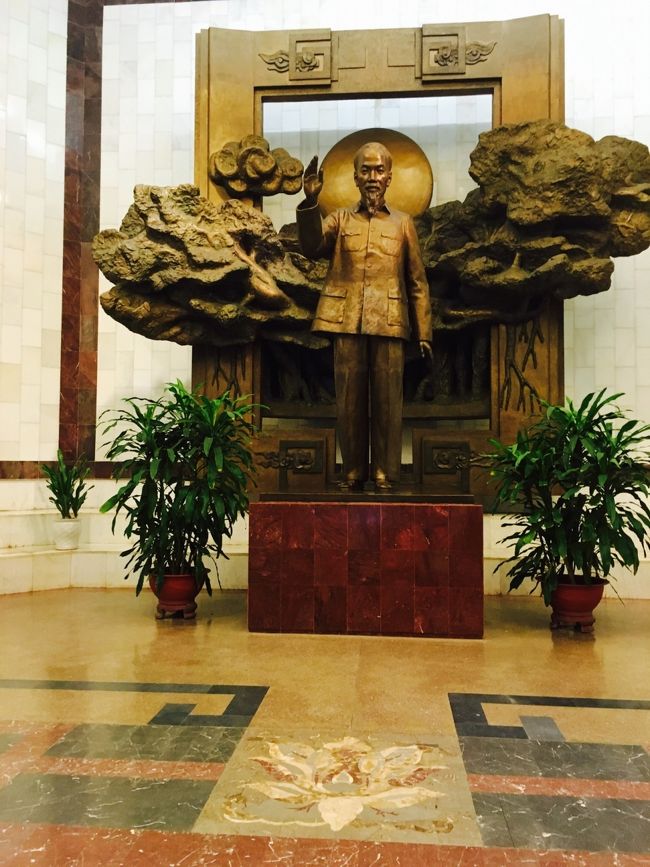 デカイ銅像がお出迎え