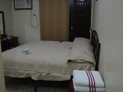 ホテルで通じる言語はスペイン語のみ。自分はラテン系のルーマニア語の挨拶程度ならわかるが、それ以外何一つラテン系言語ができないので、中南米ではかなり辛い。
ホテルではカード払いができるはずだったが、まさかの故障。仕方なくドルで支払うことに。

部屋は30ドルで、シャワートイレつき。但し水シャワー。サンペトロスーラは非常に蒸し暑いので水シャワーで十分ではある。一応Wi-Fiは使える。