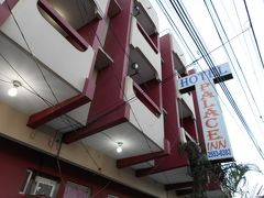 サンペトロスーラでは、１年間で10万人当たり170人を超える人が殺人事件が発生している。日本は10万人当たり1人いるかいないかであることを考えると、殺人事件の発生率は非常に高い。

今回宿泊したパレスインホテル。ホテルの入口はスモークがかかり、ロビーは見えないようになっている上、治安上ロックがかかっており、中から開けてもらうしかない。通常ホテルには警察や警備員が配備されているが、このホテルには、こうした武装した警備がない。鍵を開けてもらっている間にホテルの前で襲われたらひとたまりもない。