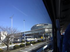 東京駅から1時間15分程で成田空港第3ターミナル入り口に到着。
荷物が多い時は電車を利用するよりも便利です。