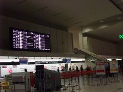 蛍池駅から約5分で伊丹空港に到着！

北ターミナルはJALグループと天草エアラインのチェックインカウンターがあります。
